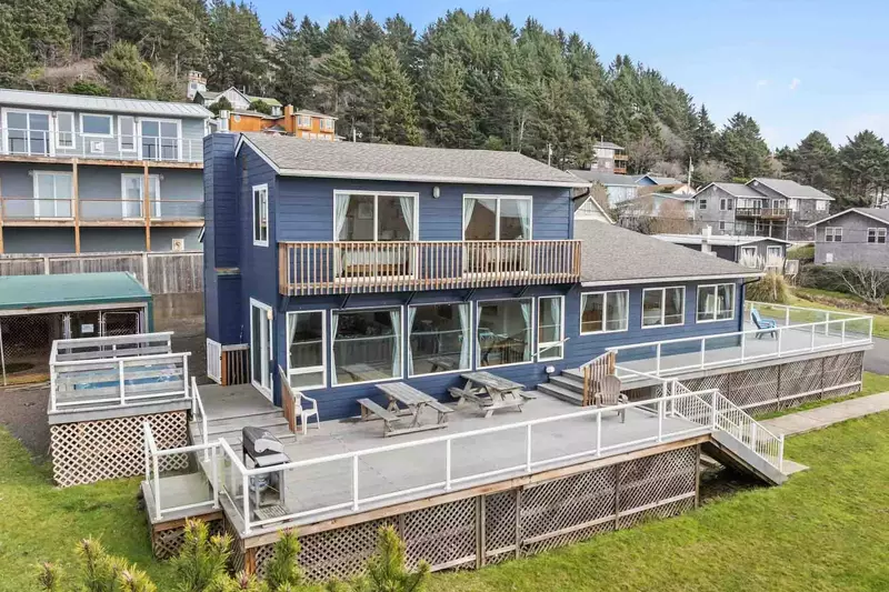 The North end of Lincoln City is close to some excellent and iconic hikes. We suggest The Knoll and Cascade Head.