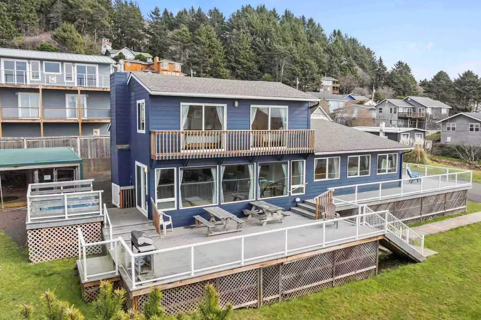 The North end of Lincoln City is close to some excellent and iconic hikes. We suggest The Knoll and Cascade Head.