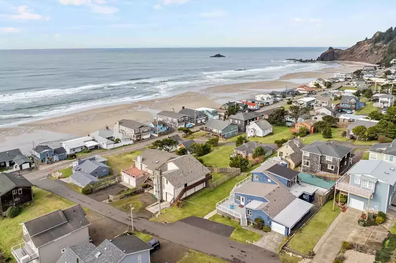 West Haven is a short distance from the Chinook Winds Casino. Besides games, this casino has great food and fun events!