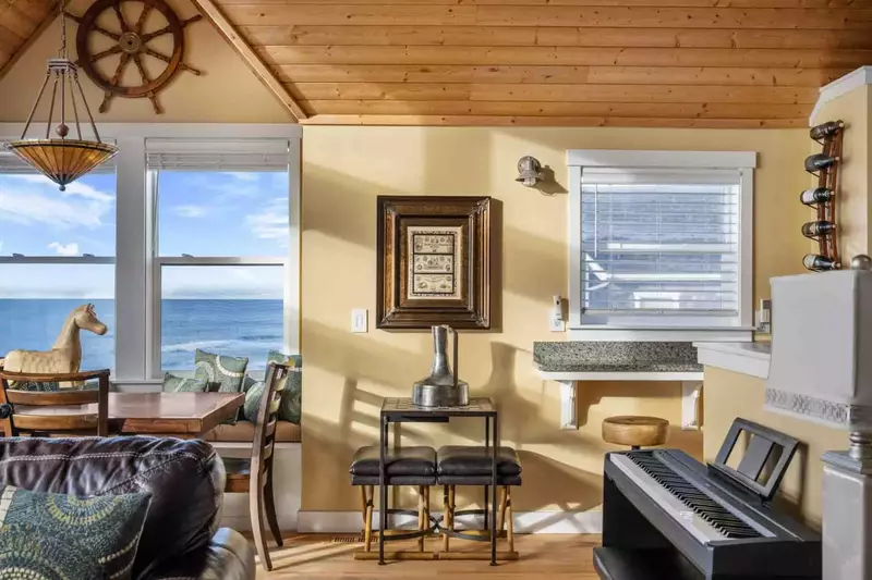 Fill Into the Mystic with music thanks to the keyboard.