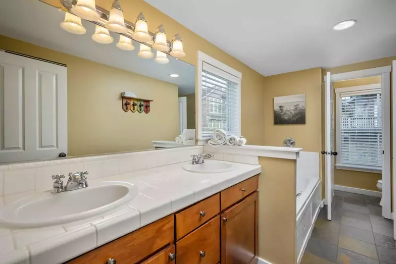 With 2 spacious full bathrooms everyone staying here has ample privacy.