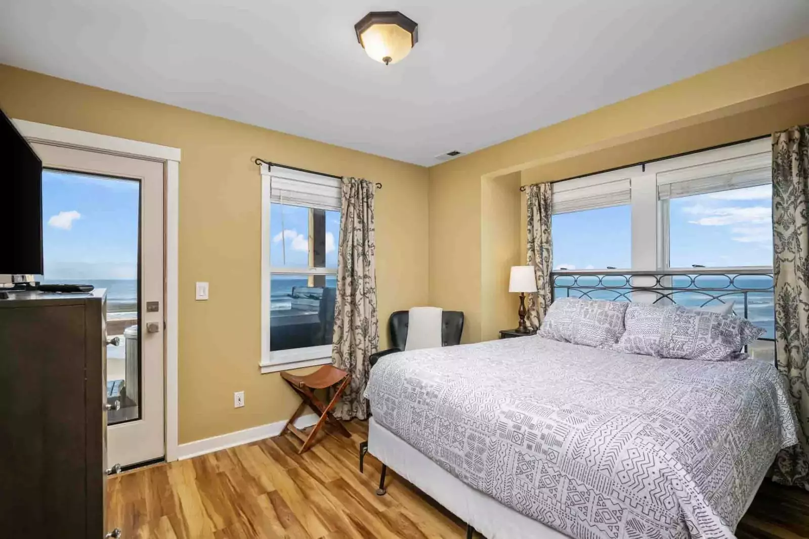 Bella Beach is a perfect place to visit if you want a quiet stay on the Oregon Coast.