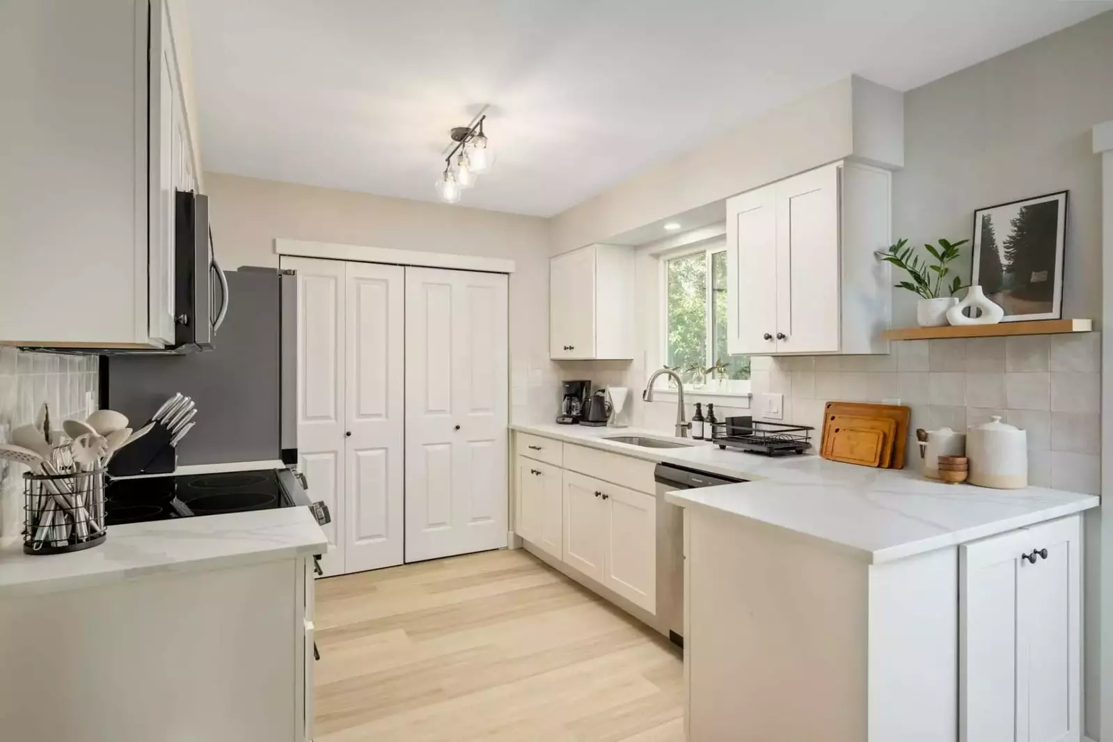 Cook delicious meals for breakfast, lunch, and dinner in this fully equipped kitchen. We suggest grabbing some ingredients from a local farm.
