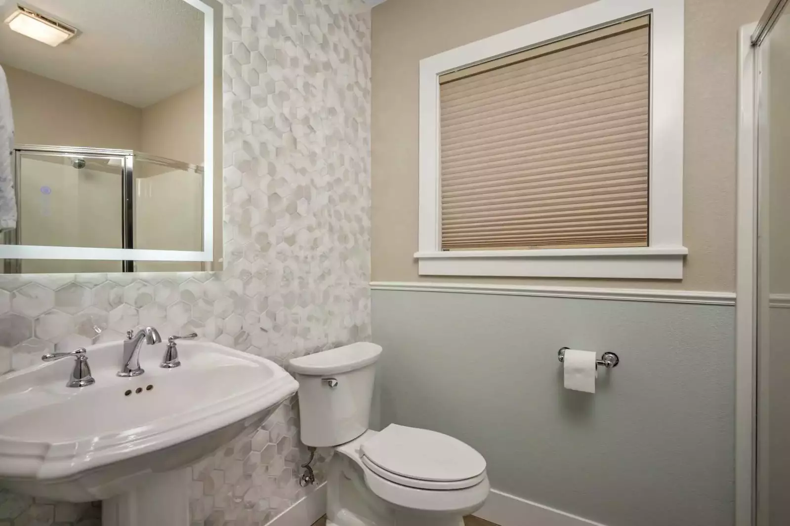With 4 full bathrooms everyone staying here has ample privacy.