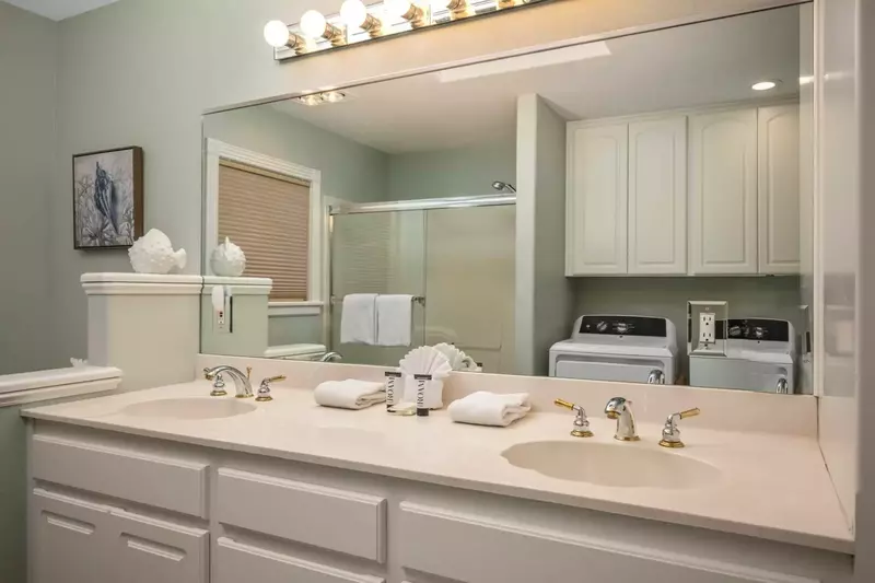 Two spacious sinks.