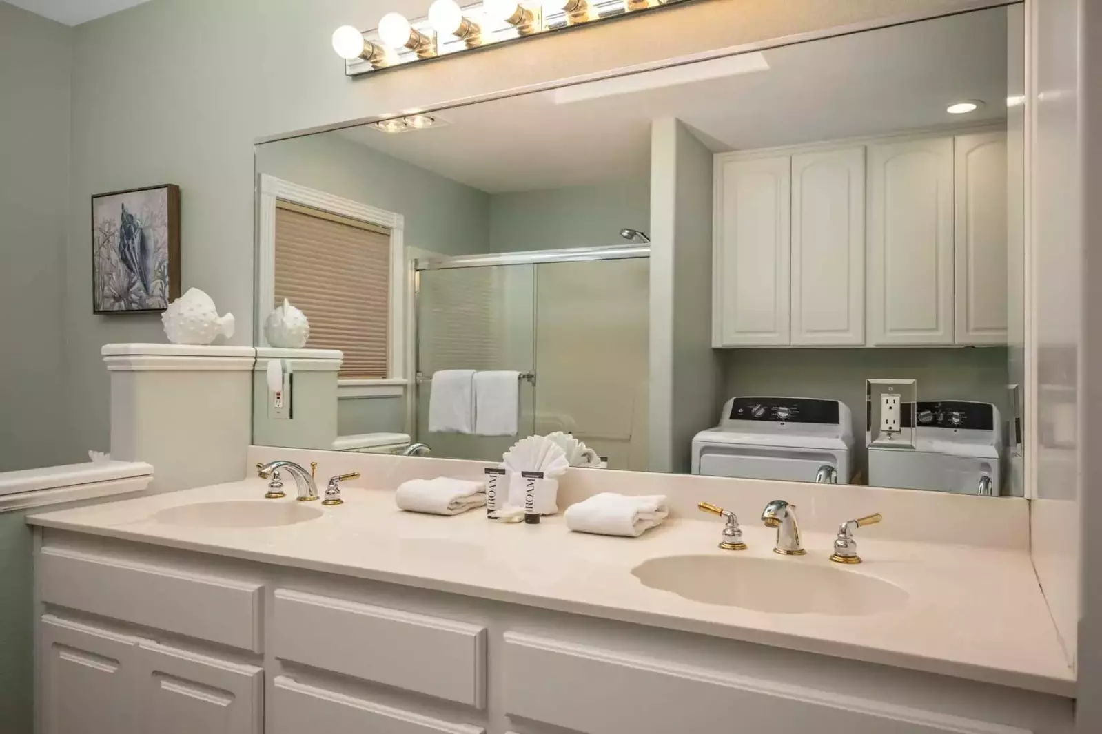 Two spacious sinks.
