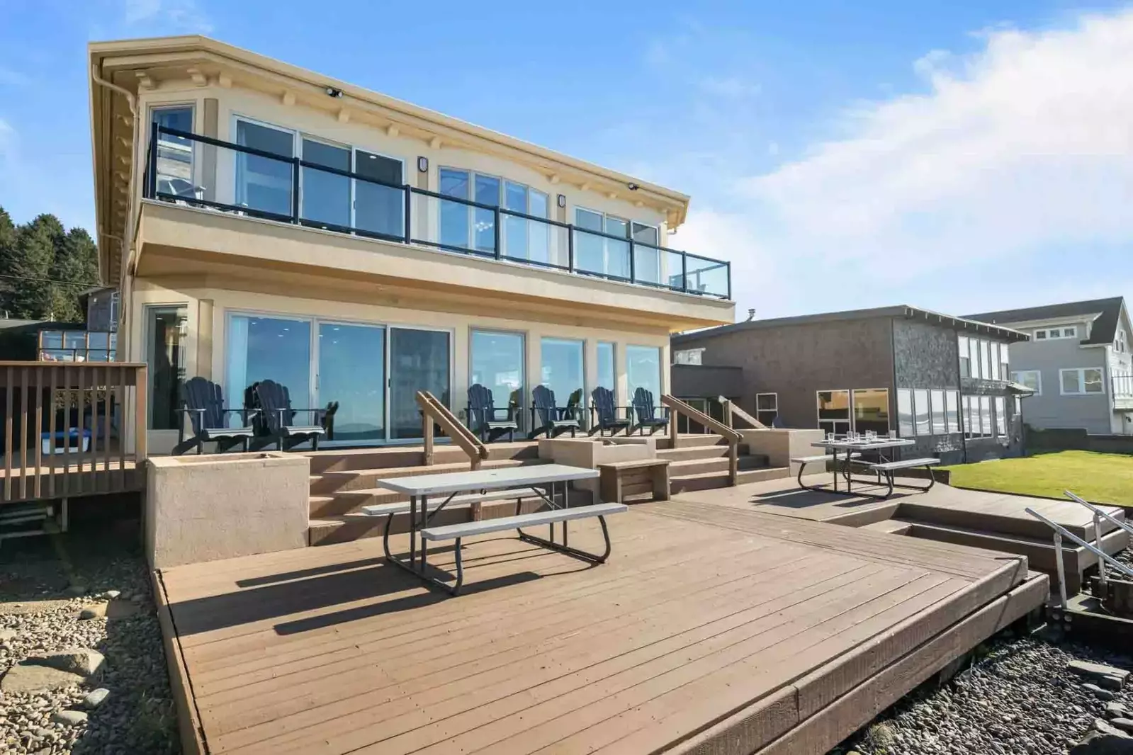 "It was great to hang out on the deck overlooking the ocean while the kids played on the beach below." - Jonathan