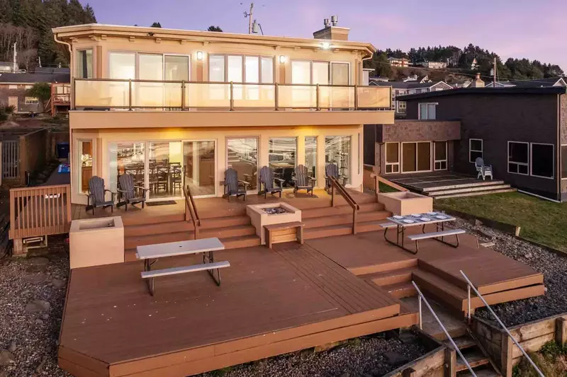 This rental is in the Road's End neighborhood, a quiet and beautiful area in the north end of Lincoln City.