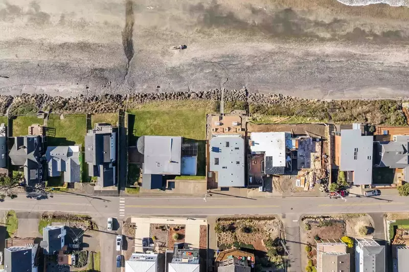 "Honestly, it's the best place I've ever stayed at the Oregon Coast and I won't hesitate to return. Perfect for big groups!" - Beth