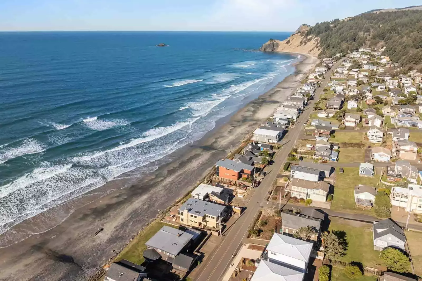 Lincoln City is south of Cannon Beach & Seaside and north of Newport. Use this rental as a base camp to explore the Oregon Coast.