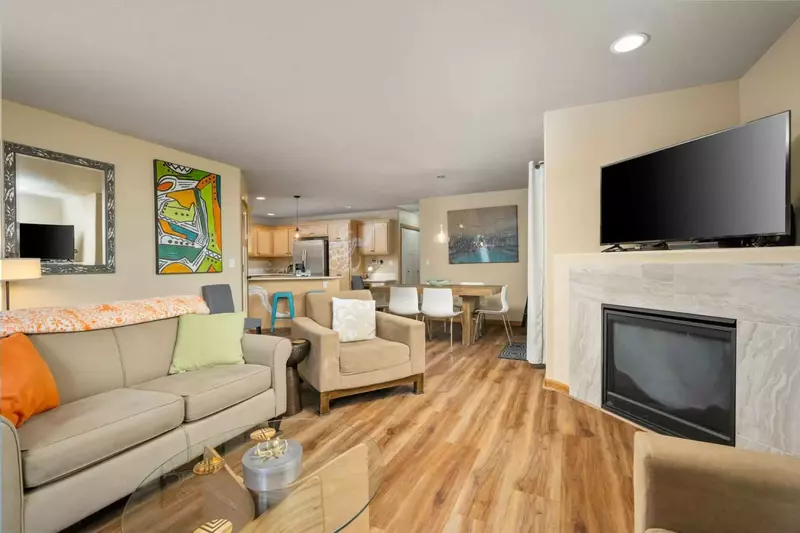 "Loved being in a neighborhood but still able to walk 15 minutes to downtown area with all the restaurants and shops. Easy 5-10 minute walk" - Lisa