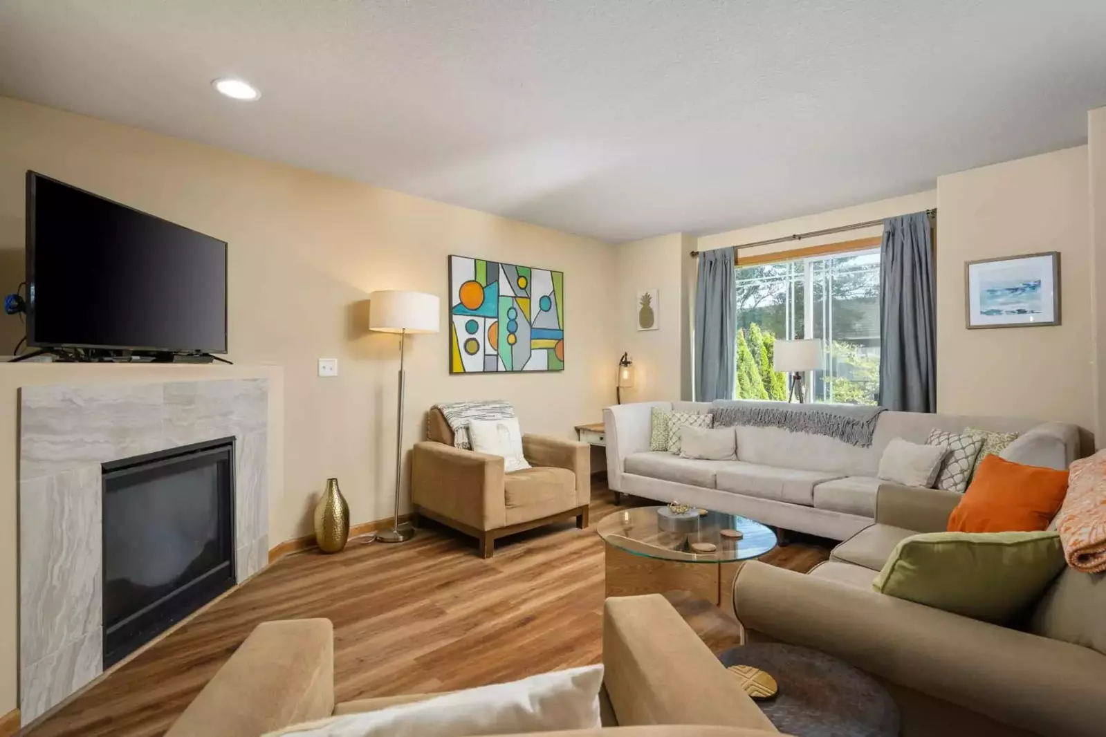 The living room is open and relaxing with a smart tv and fireplace. Perfect for relaxing after a day of Oregon Coast adventures.