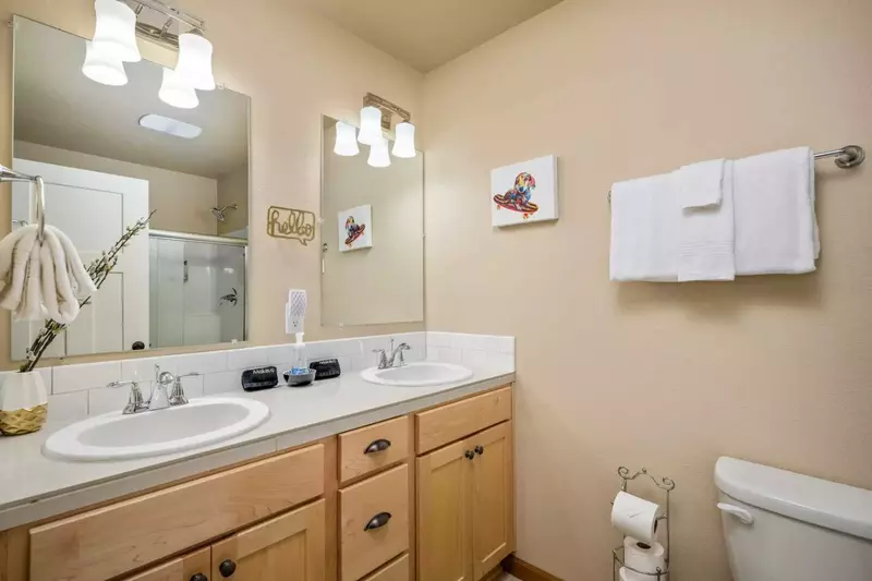 With 2 full bathrooms everyone staying here has ample privacy.