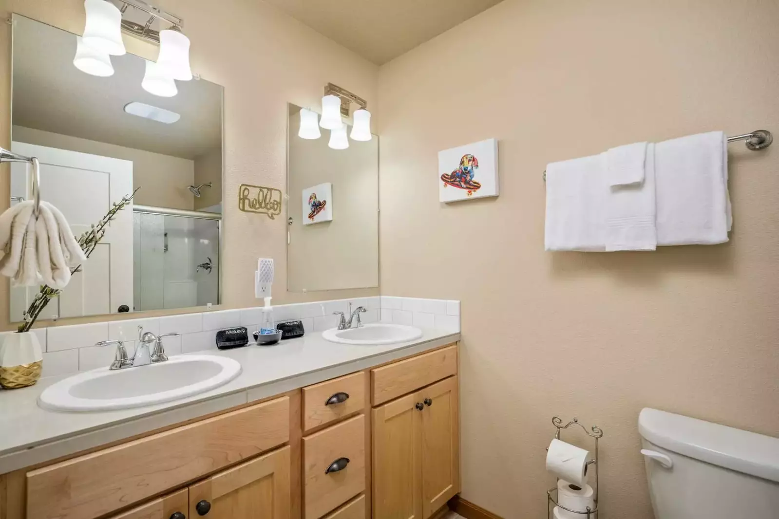 With 2 full bathrooms everyone staying here has ample privacy.