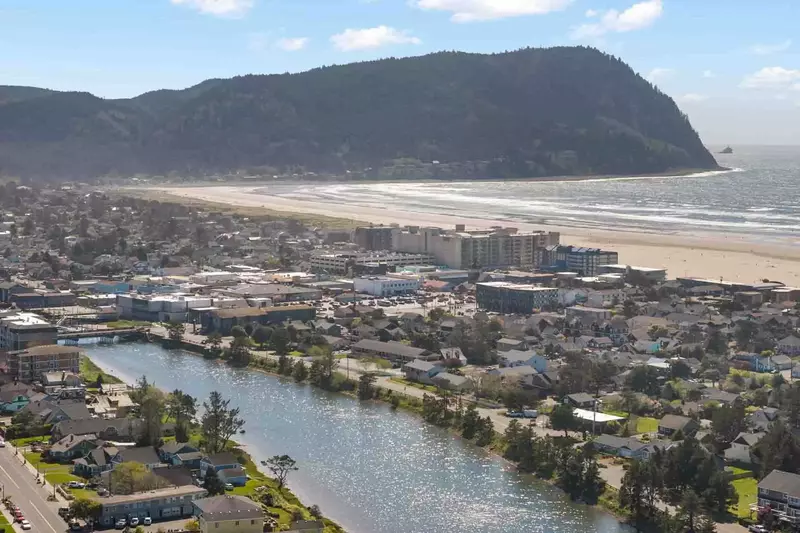 The Oregon Coast is full of natural wonders. We are happy to recommend our favorite hikes, parks, tidepools, and more.