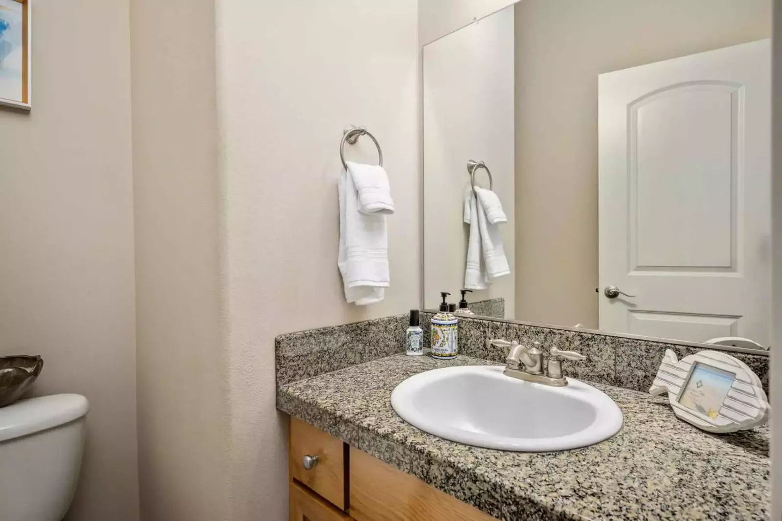 With 2.5 bathrooms everyone staying here has ample privacy.