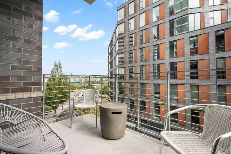 The Pearl is renowned for great food, hip bars, new buildings, shopping, and numerous art galleries.