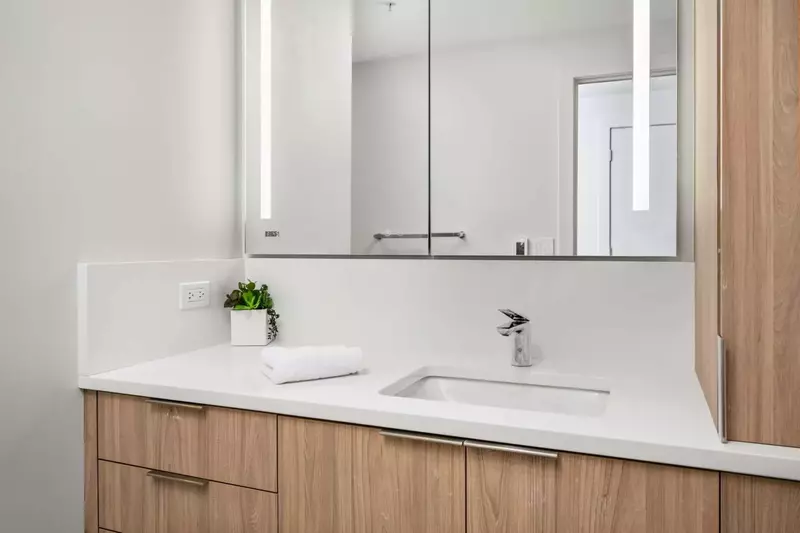 With 2 full bathrooms everyone staying here has ample privacy.