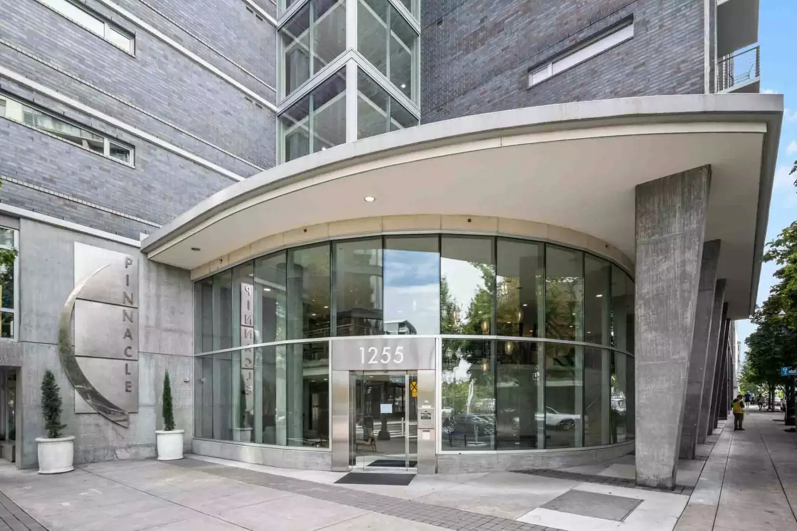 The Pinnacle is an exquisite complex Located between two parks and a block for the waterfront.