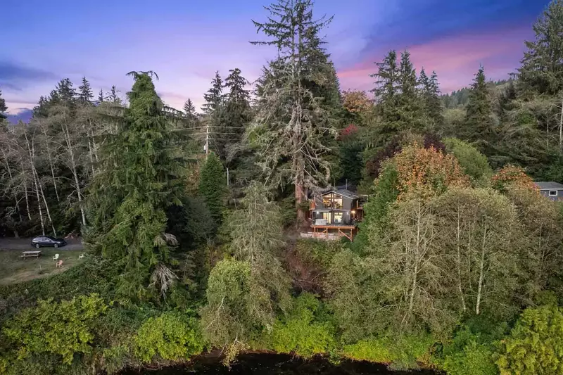 The view of the Nehalem River from this rental is breathtaking.