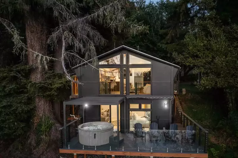 "We loved the hot tub on the deck and being able to relax and look out at the river from all the large windows." - Sarah