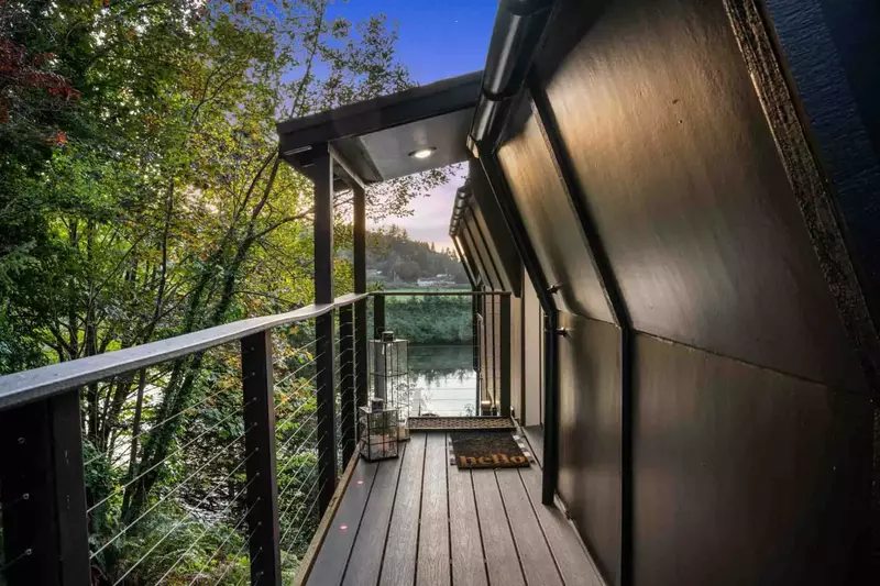 "A short drive to the beach and walking distance to a grocery store and a winery!" - Kelsey