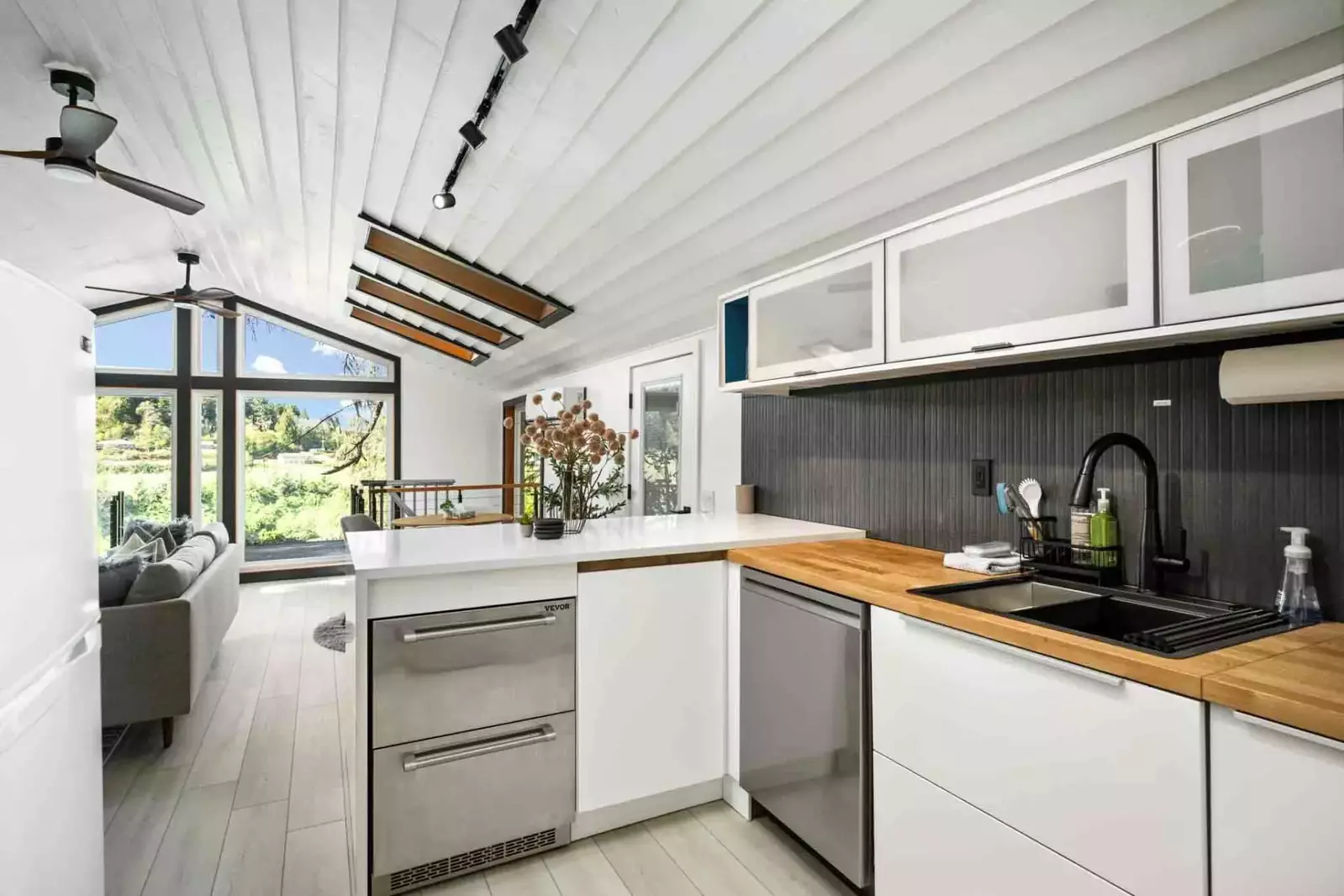 "Everything was clean and the hosts were responsive with everything we needed it. Definitely recommend." - Pol