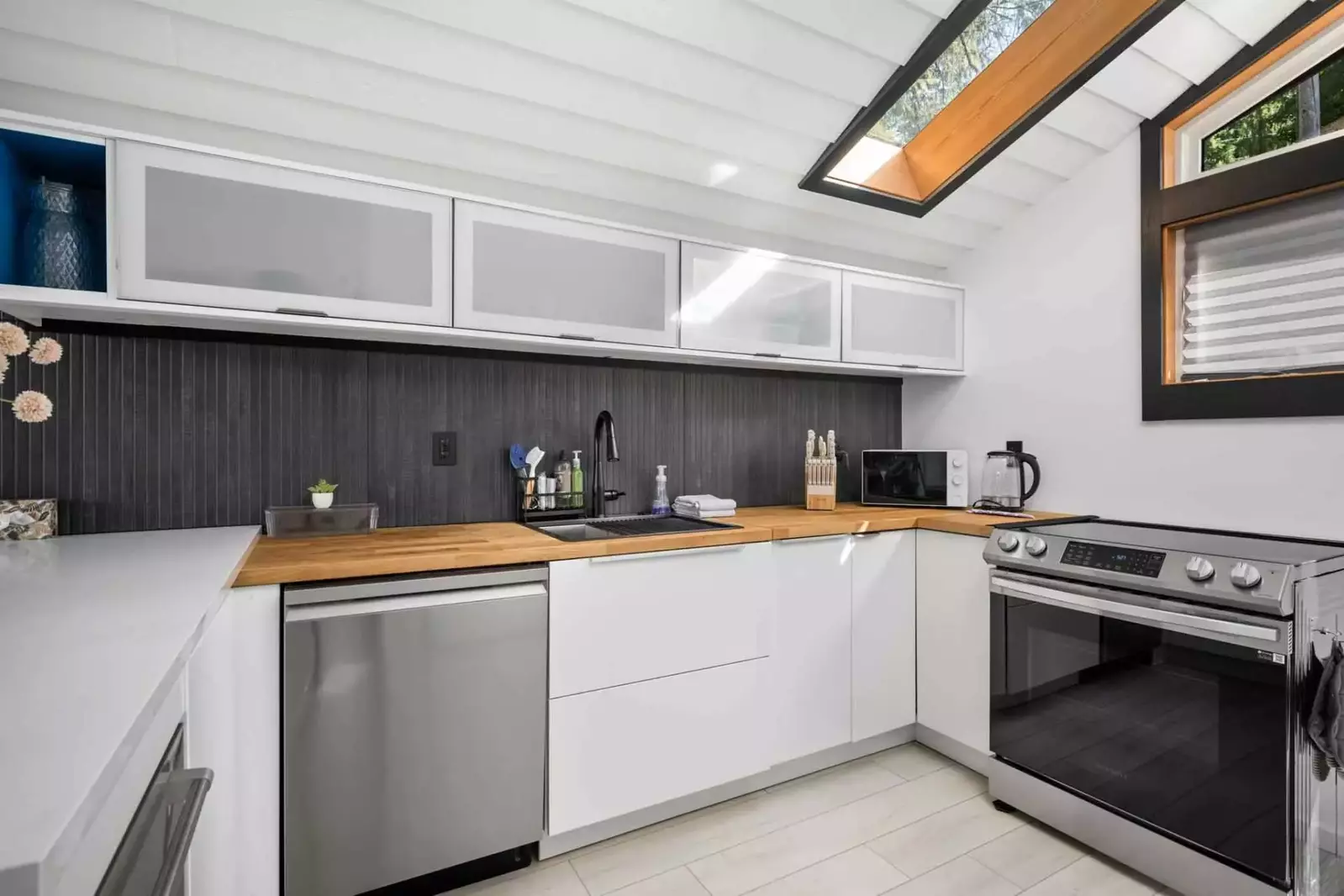 There are many local markets across the coast where you can buy delicious fresh sea food.