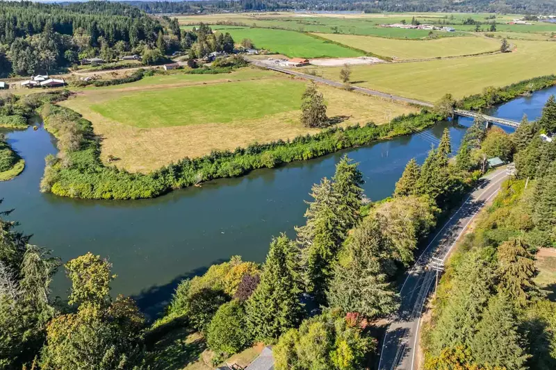 "Great spot and location. Loved the view from the jacuzzi and so close to town and the beach. Really cozy, great showers" - Lindsey