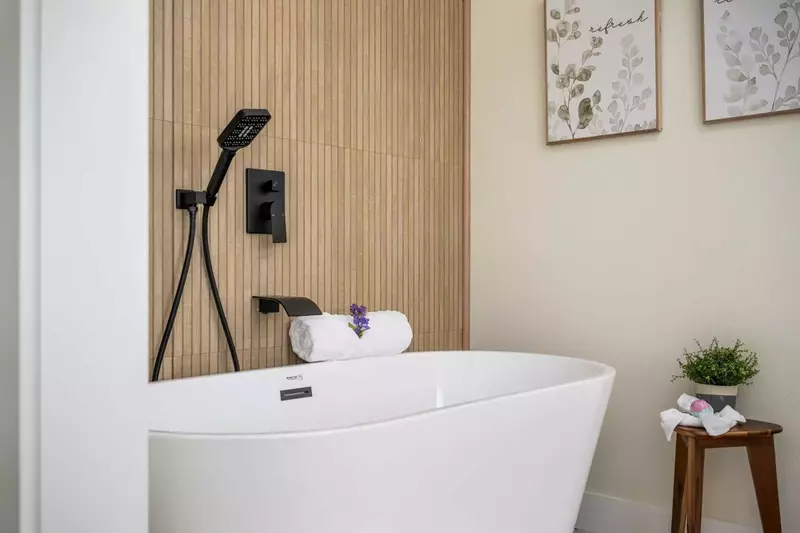 Primary en suite soaking tub