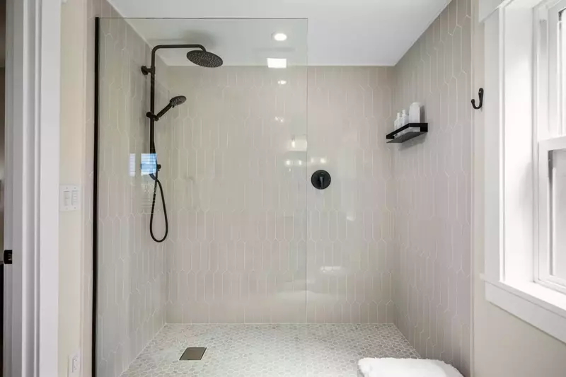 En suite includes Shampoo, Conditioner and Body Soap, no need to bring!