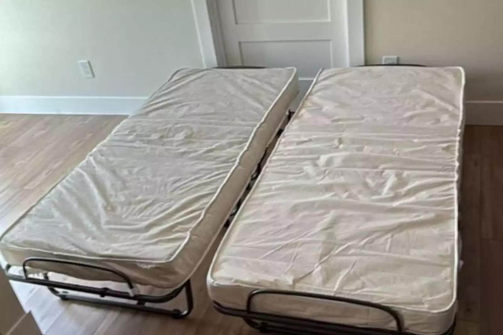 2 Rollaway twin beds