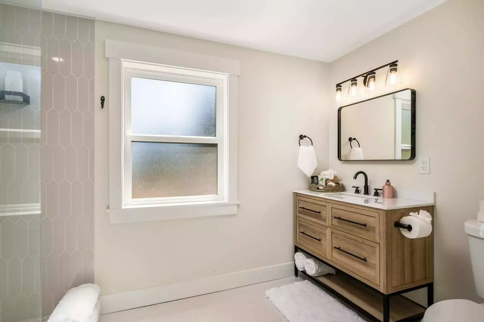 "Our host was great, very responsive, offered winery recommendations, etc. Would definitely stay here again." - Andrew