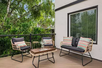 "We had a fantastic stay at South Burlingame Hideaway! The house was charming, spotlessly clean, and beautifully decorated." - Hao