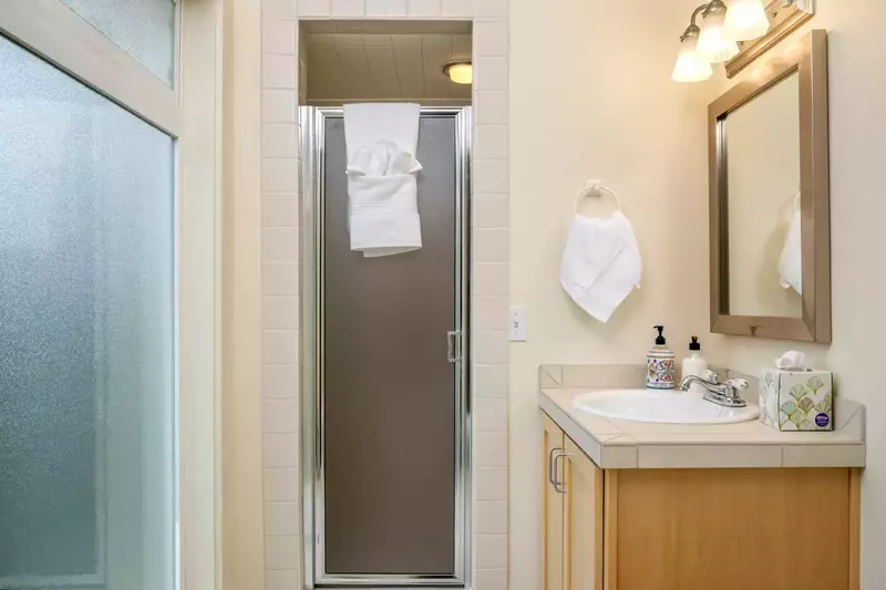 With 3 full bathrooms everyone staying here has ample privacy.