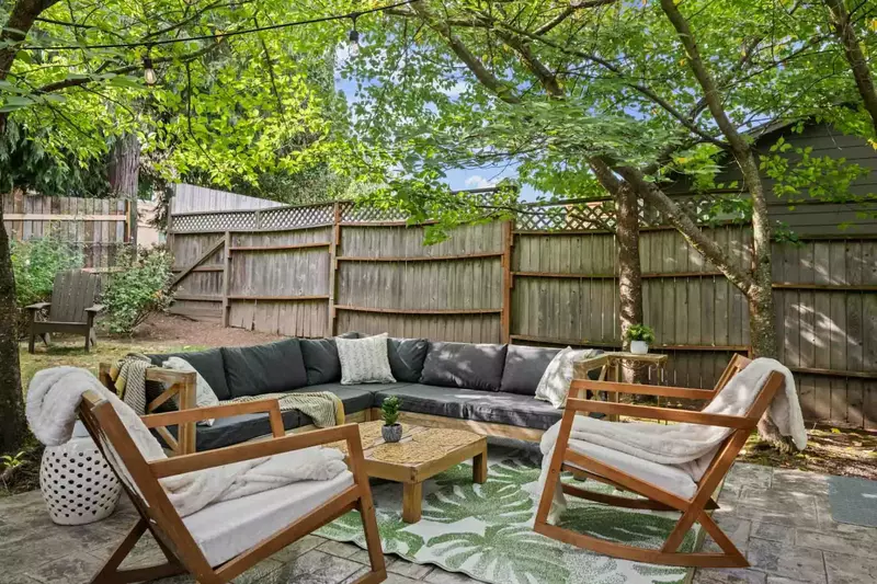 "An added bonus, the front deck was comfortable on nice days and, though a residential area, there was good bird watching!" - Roberta