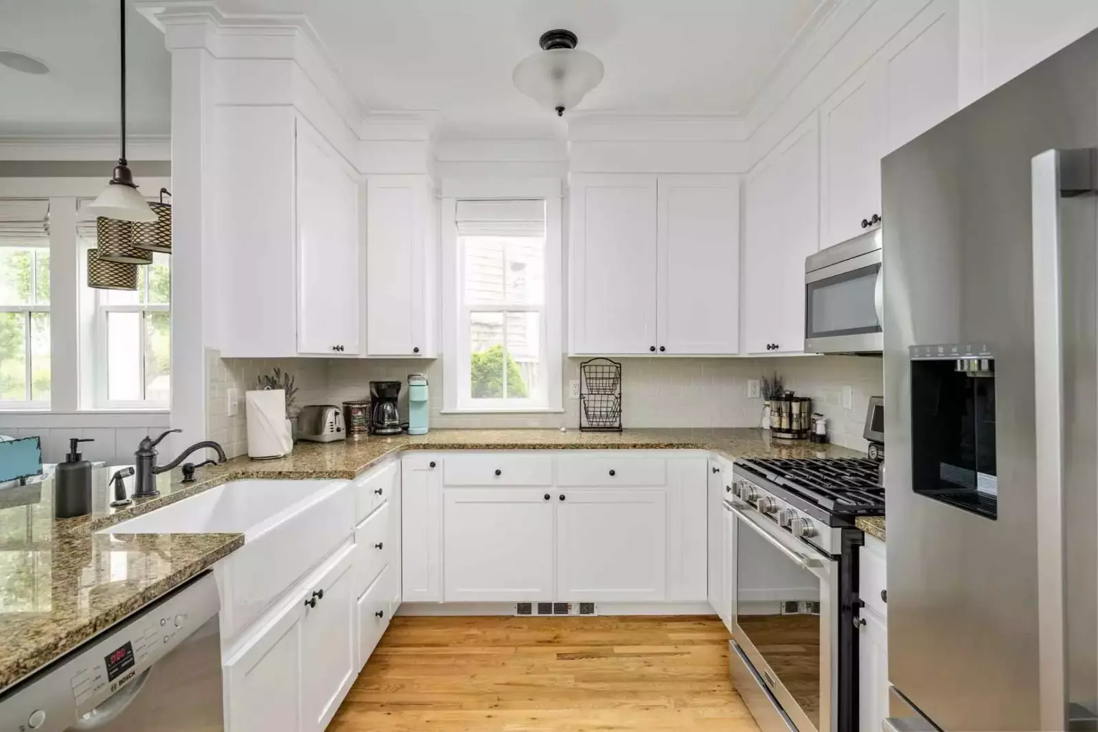 Cook delicious meals for breakfast, lunch, and dinner in this fully equipped kitchen. We suggest grabbing some seafood from a local market.