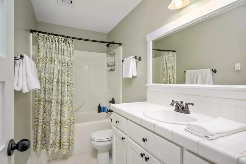 With 2.5 bathrooms everyone staying here has ample privacy.