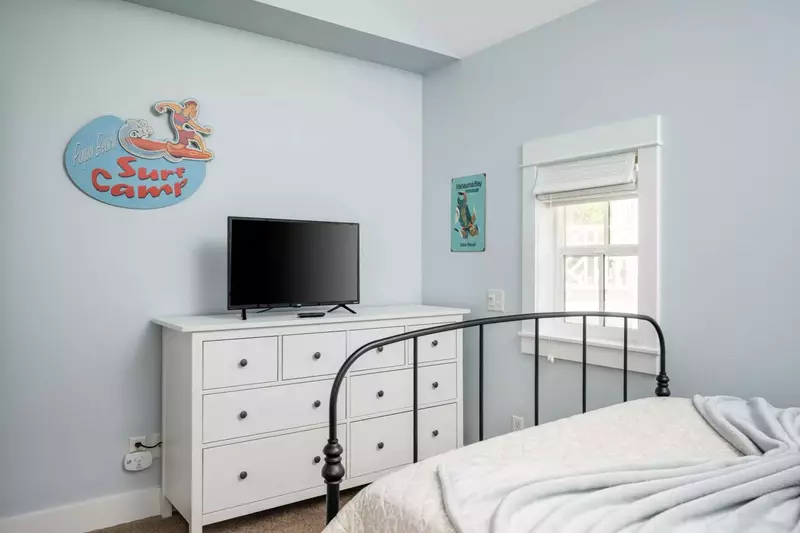 "Great place with lots of character. The neighborhood has a very coastal feel." - Corby