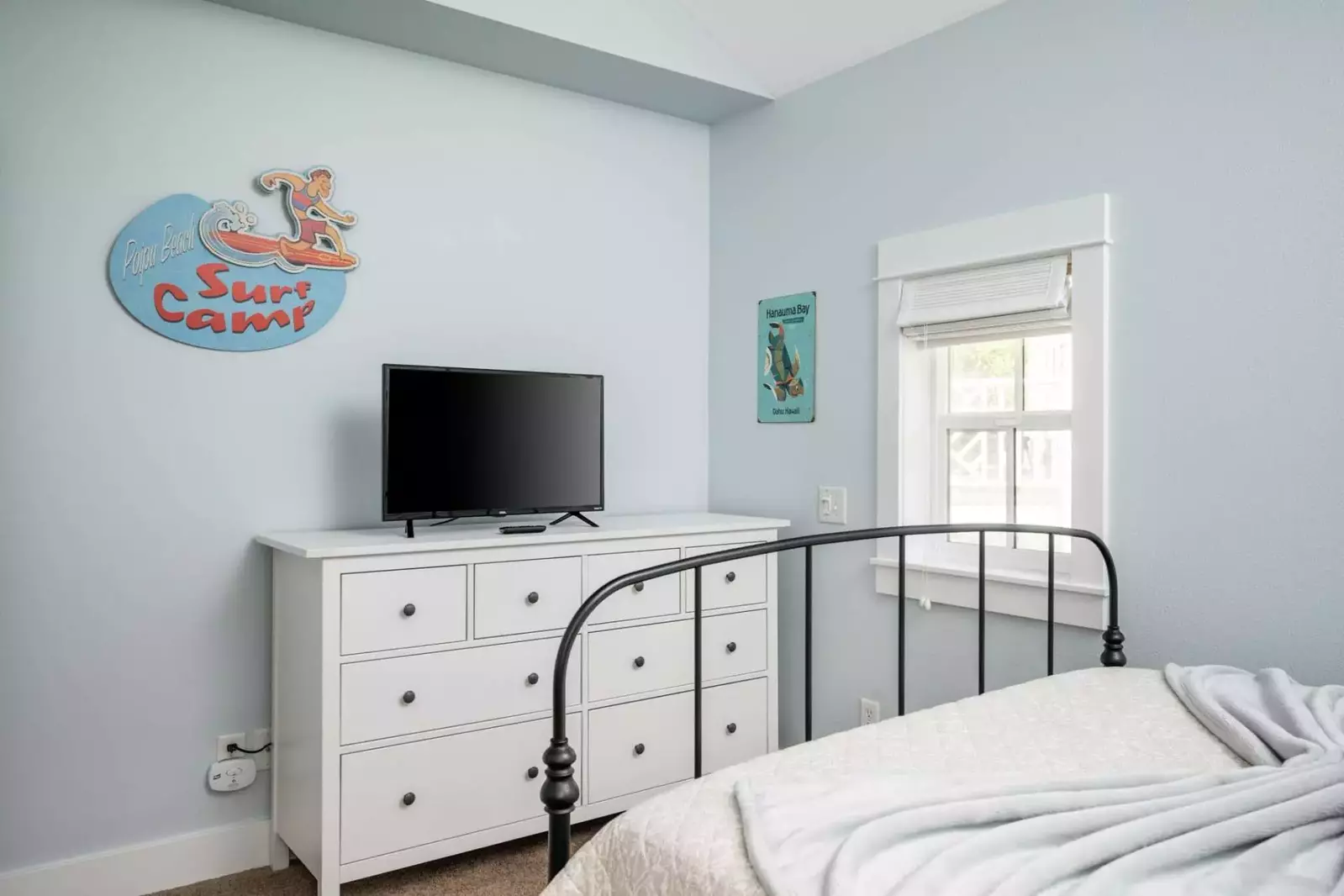 "Great place with lots of character. The neighborhood has a very coastal feel." - Corby