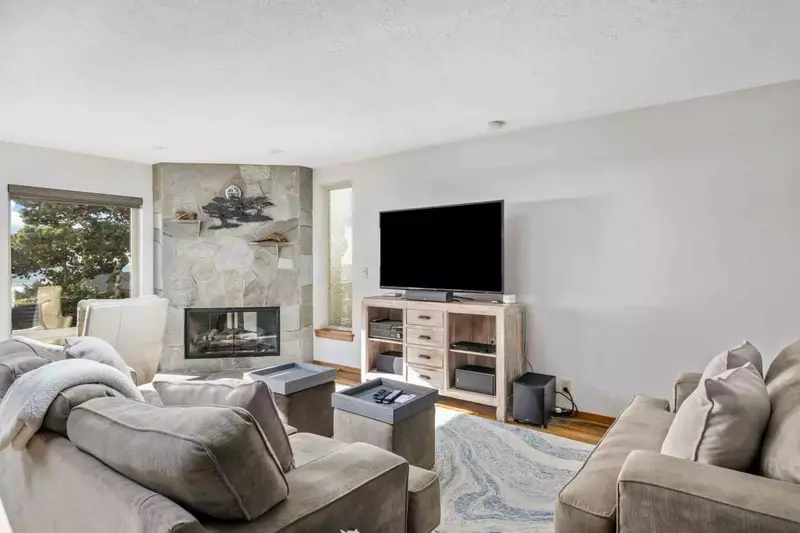 "This place is amazing! Clean and comfortable. Highly recommend!" - Addison