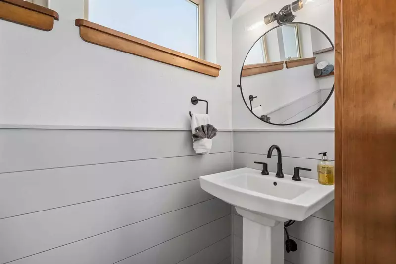 With 3 full bathrooms everyone staying here has ample privacy.