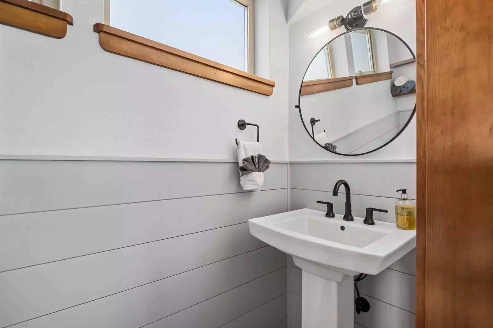 With 3 full bathrooms everyone staying here has ample privacy.