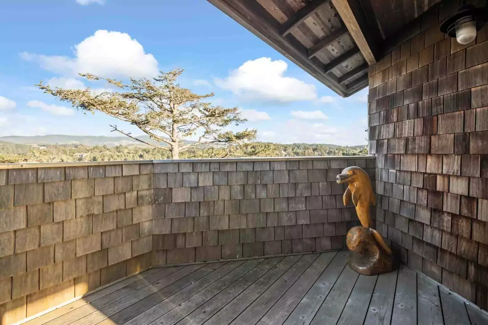 Lincoln City is a vibrant coastal town with ample shops, restaurants, bars, activities, hikes, and more!