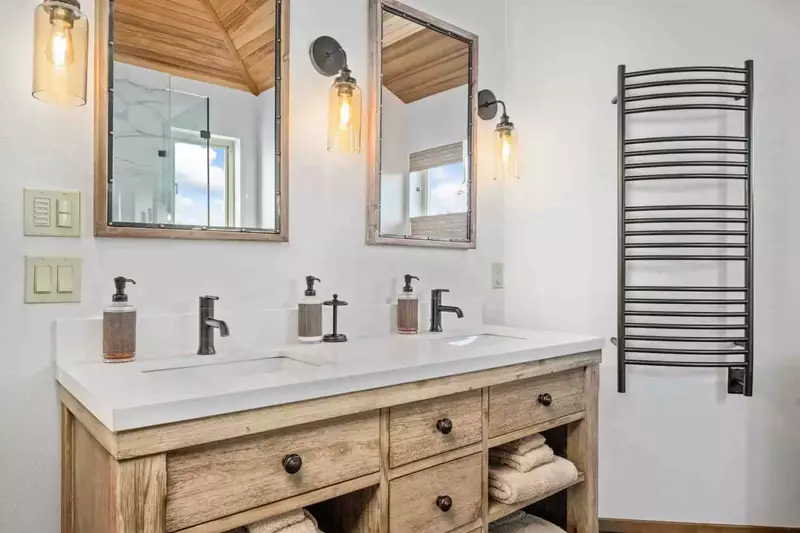 "Stunning rental! Gorgeous kitchen and primary bed & bath. You will be sad to leave." - Lauren