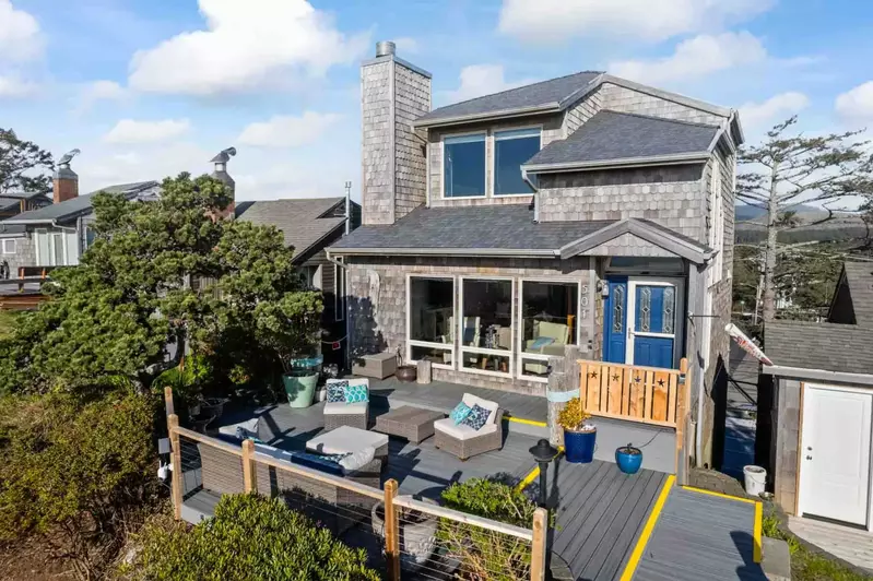 The Oregon Coast is full of natural wonders. We are happy to recommend our favorite hikes, parks, tidepools, and more.