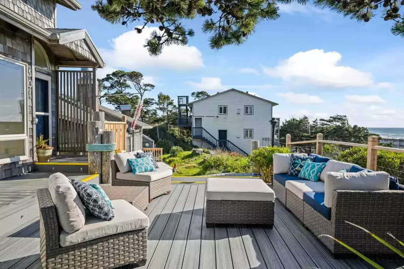 "Clean and well-stocked in the kitchen, bathroom, and laundry rooms. The deck is a beautiful space to hang out while listening to the ocean"-Stephanie