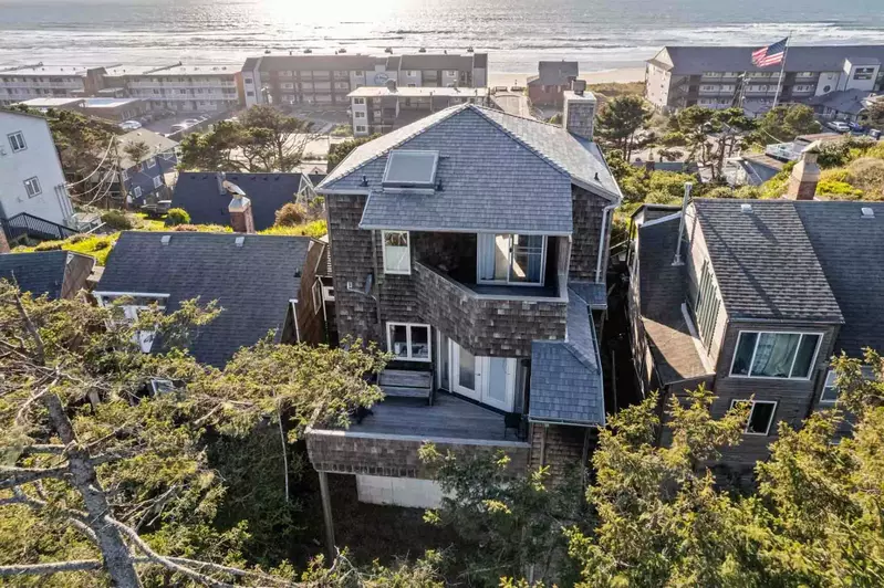 "Absolutely loved the property. We especially enjoyed the deck with a great view of the ocean. Lots of stairs but worth the climb." - Debbie