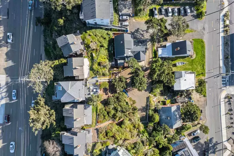 "Great location for access to the beach and great views.   Very well maintained and high-quality interior.  The staff was very proactive." - Phil