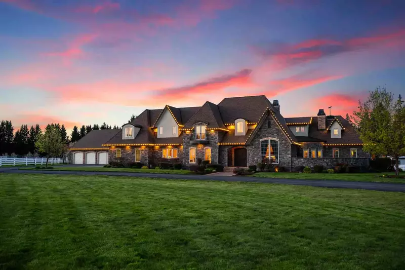 Welcome to Horseshoe Haven! Please enjoy this breathtaking Brush Prairie paradise.